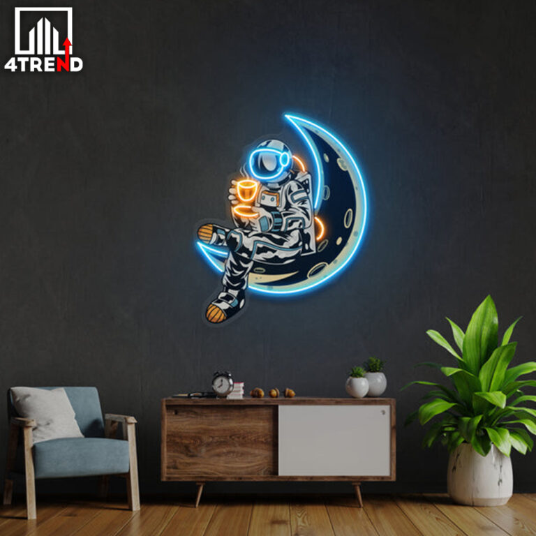 AstronautsittingonthemoonBG2_600x